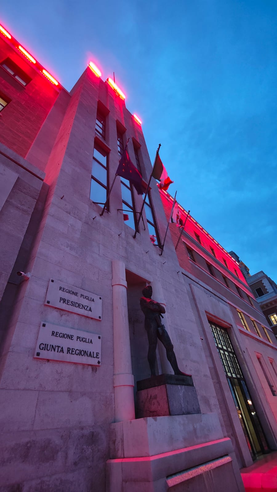 Galleria Giornata internazionale per l’eliminazione della violenza contro le donne: il Palazzo della Regione Puglia si illumina di rosso - Diapositiva 3 di 3
