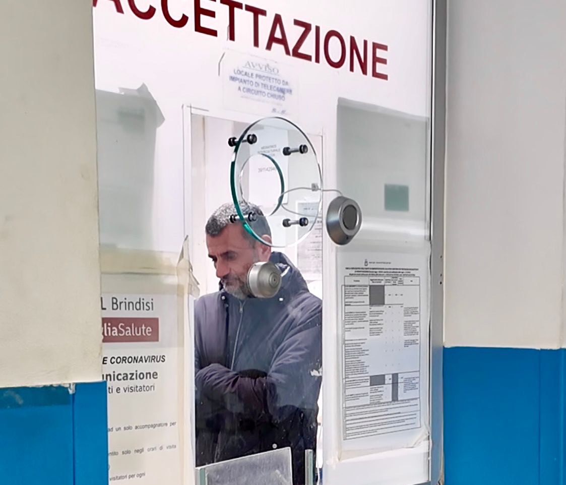 Galleria SOPRALLUOGO DEL PRESIDENTE DECARO E DELL’ASSESSORE PENTASSUGLIA ALL’OSPEDALE “PERRINO” DI BRINDISI - Diapositiva 1 di 3