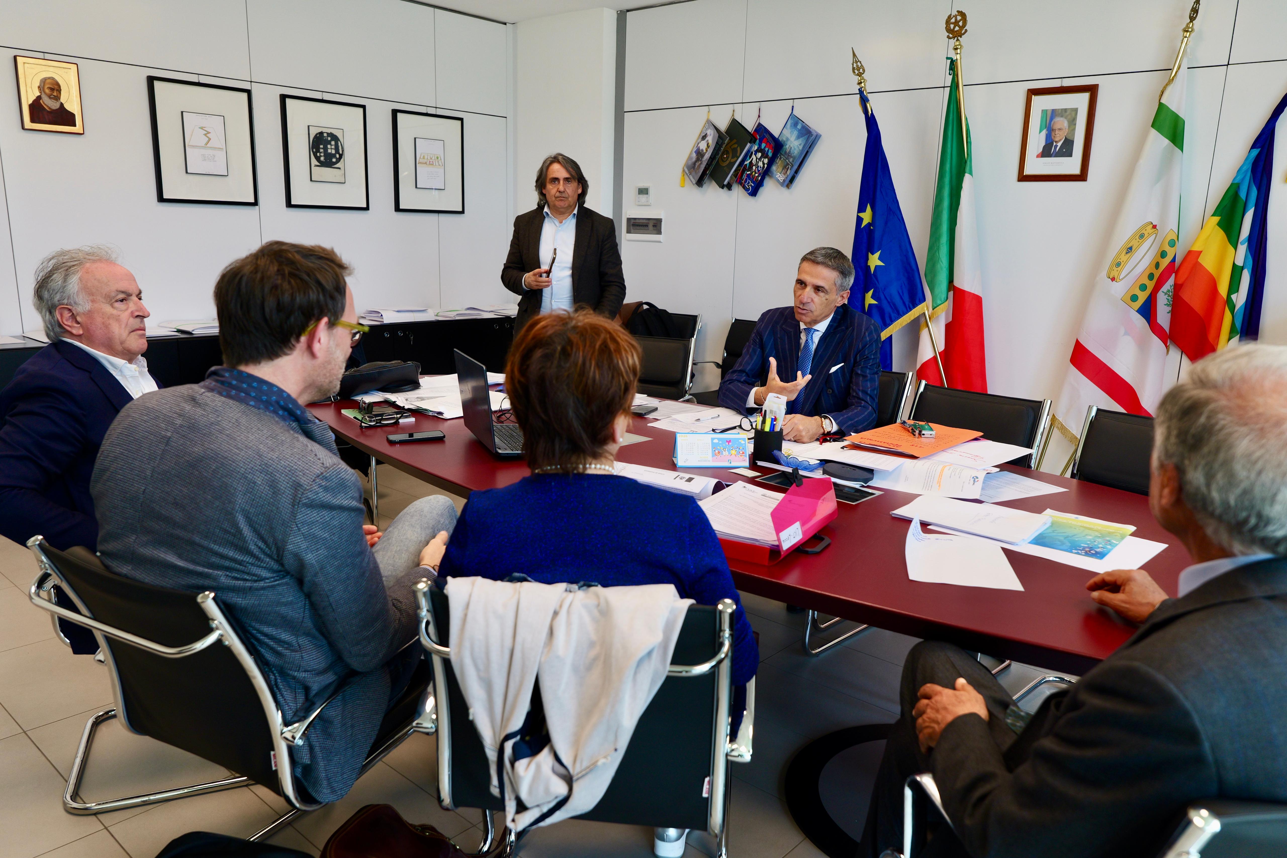 Galleria CENTRO ILMA: PENTASSUGLIA INCONTRA  RAPPRESENTANTI DELLA LILT DI LECCE - Diapositiva 1 di 7